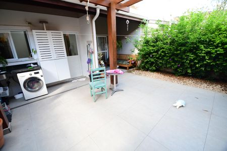 Casa de condomínio à venda com 120m², 3 quartos e 2 vagasQuintal