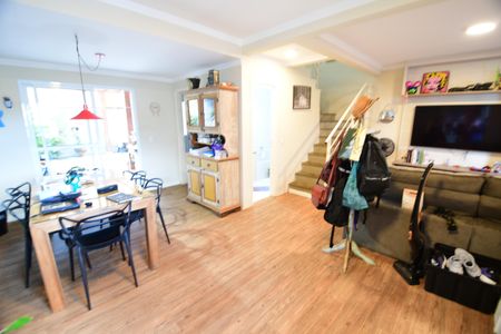 Casa de condomínio à venda com 120m², 3 quartos e 2 vagasSala