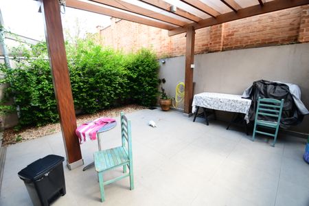 Casa de condomínio à venda com 120m², 3 quartos e 2 vagasQuintal