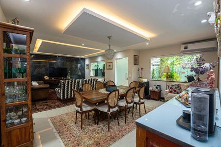 Casa à venda com 4 quartos, 240m² em Charitas, Niterói