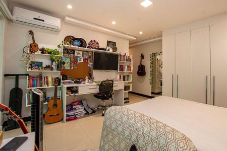 Casa à venda com 4 quartos, 240m² em Charitas, Niterói