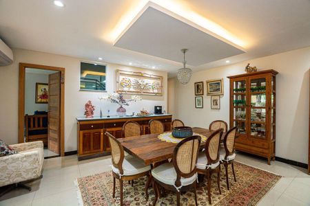 Casa à venda com 4 quartos, 240m² em Charitas, Niterói