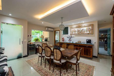 Casa à venda com 4 quartos, 240m² em Charitas, Niterói