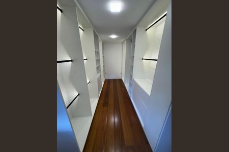 Casa à venda com 410m², 5 quartos e 15 vagasCloset - Suíte 2