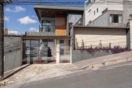 Casa à venda com 352m², 4 quartos e 5 vagasFachada