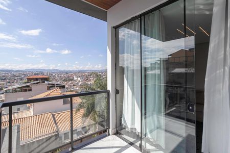 Casa à venda com 352m², 4 quartos e 5 vagasVaranda da sala 2