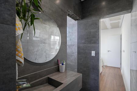 Casa à venda com 352m², 4 quartos e 5 vagasBanheiro das semi suítes 1 e 2