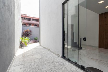 Casa à venda com 352m², 4 quartos e 5 vagasEntrada
