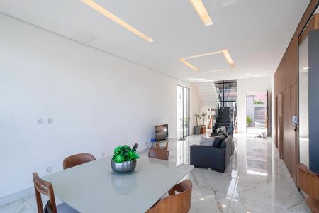 Casa à venda com 352m², 4 quartos e 5 vagasSala 1