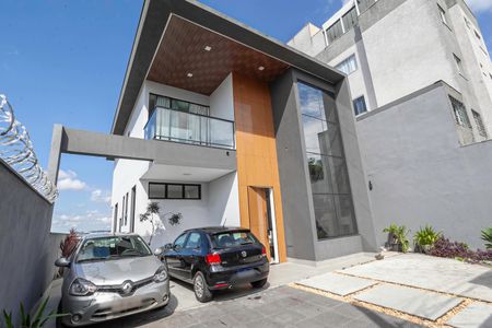Casa à venda com 352m², 4 quartos e 5 vagasFachada