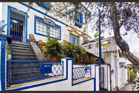 Casa à venda com 210m², 4 quartos e sem vaga Casa à venda com 210m², 4 quartos e sem vagaFachada + Plaquinha