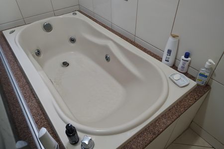 Casa de condomínio à venda com 573m², 4 quartos e 15 vagas Casa de condomínio à venda com 573m², 4 quartos e 15 vagasBanheiro da Suíte 3