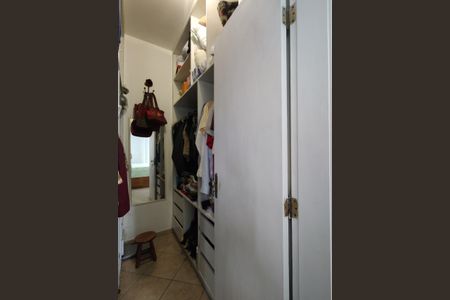 Casa de condomínio à venda com 573m², 4 quartos e 15 vagasCloset da suíte 3