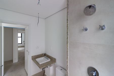 Apartamento à venda com 201m², 3 quartos e 3 vagas Apartamento à venda com 201m², 3 quartos e 3 vagasBanheiro da Suíte 1