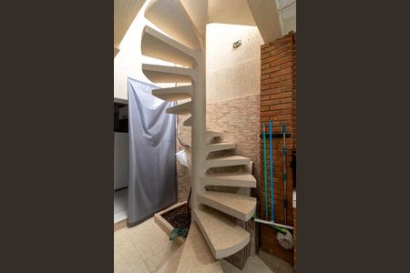 Casa para alugar com 230m², 4 quartos e 4 vagasEscada