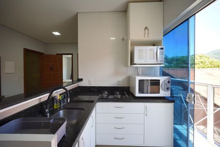 Cozinha de apartamento para alugar com 2 quartos, 55m² em Campeche, Florianópolis