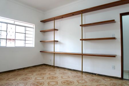 Sala 1 de casa para alugar com 4 quartos, 300m² em Santa Tereza, Belo Horizonte