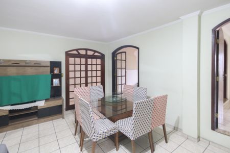 Casa para alugar com 161m², 4 quartos e 2 vagasSala