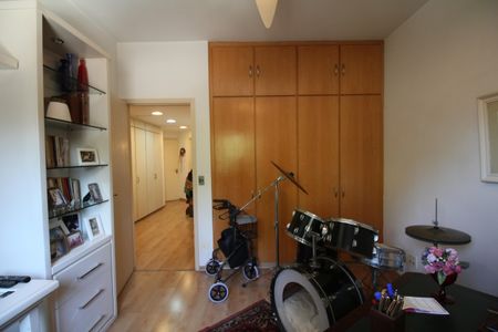Apartamento à venda com 189m², 3 quartos e 2 vagasQuarto 2