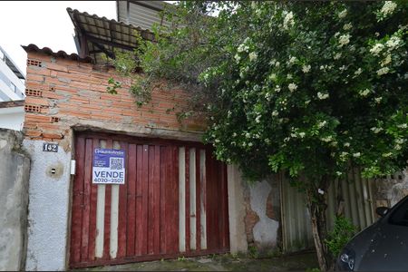 Casa para alugar com 300m², 2 quartos e 2 vagasFachada