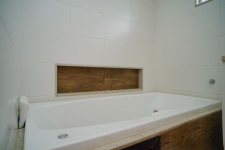 Casa de condomínio para alugar com 460m², 3 quartos e 2 vagas Casa de condomínio para alugar com 460m², 3 quartos e 2 vagasBanheiro da Suíte