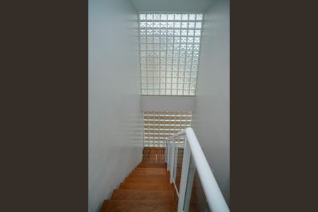 Casa de condomínio para alugar com 460m², 3 quartos e 2 vagas Casa de condomínio para alugar com 460m², 3 quartos e 2 vagasEscada