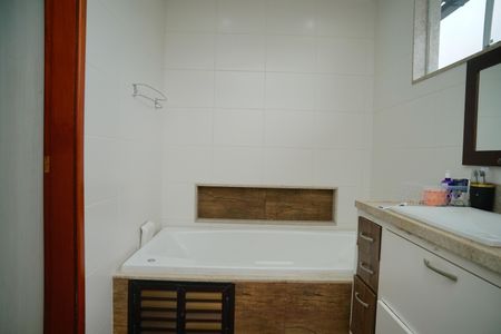 Casa de condomínio para alugar com 460m², 3 quartos e 2 vagas Casa de condomínio para alugar com 460m², 3 quartos e 2 vagasBanheiro da Suíte