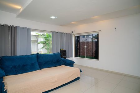 Sala de casa de condomínio para alugar com 3 quartos, 460m² em Inoã, Maricá