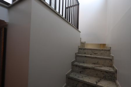 Casa à venda com 310m², 3 quartos e 4 vagasEscada
