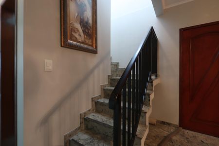 Casa à venda com 310m², 3 quartos e 4 vagasEscada