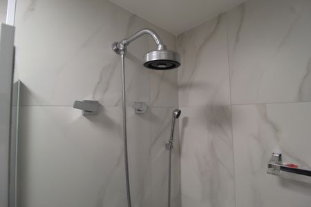 Banheiro de kitnet/studio para alugar com 1 quarto, 27m² em Indianópolis, São Paulo