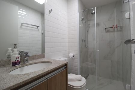 Banheiro de kitnet/studio para alugar com 1 quarto, 27m² em Indianópolis, São Paulo