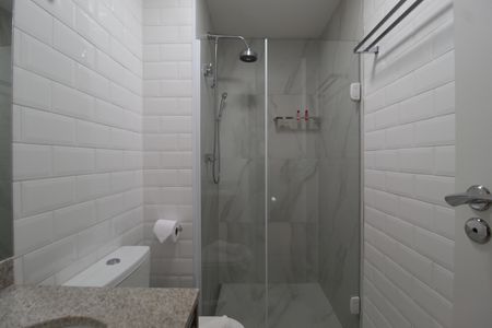 Banheiro de kitnet/studio para alugar com 1 quarto, 27m² em Indianópolis, São Paulo