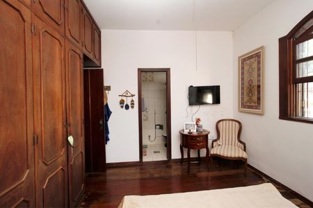 Casa à venda com 220m², 5 quartos e 2 vagasSuite