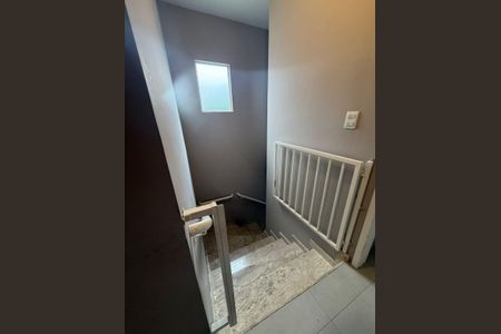 Casa à venda com 120m², 3 quartos e 3 vagasEscada