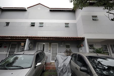 Casa de condomínio à venda com 84m², 2 quartos e 2 vagas Casa de condomínio à venda com 84m², 2 quartos e 2 vagasFachada