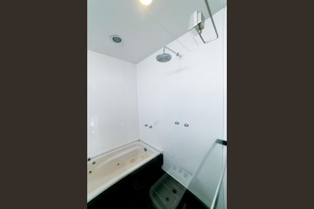 Casa de condomínio para alugar com 390m², 4 quartos e 4 vagas Casa de condomínio para alugar com 390m², 4 quartos e 4 vagasBanheiro da Suíte