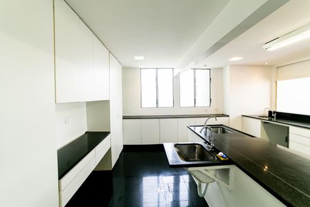 Casa de condomínio para alugar com 390m², 4 quartos e 4 vagas Casa de condomínio para alugar com 390m², 4 quartos e 4 vagasCozinha