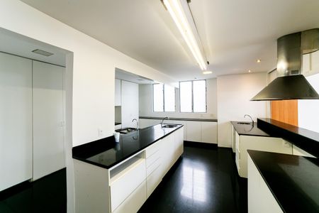 Casa de condomínio para alugar com 390m², 4 quartos e 4 vagas Casa de condomínio para alugar com 390m², 4 quartos e 4 vagasCozinha