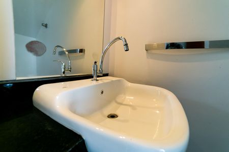 Casa de condomínio para alugar com 390m², 4 quartos e 4 vagas Casa de condomínio para alugar com 390m², 4 quartos e 4 vagasBanheiro Social