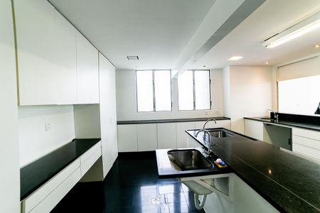 Casa de condomínio para alugar com 390m², 4 quartos e 4 vagas Casa de condomínio para alugar com 390m², 4 quartos e 4 vagasCozinha