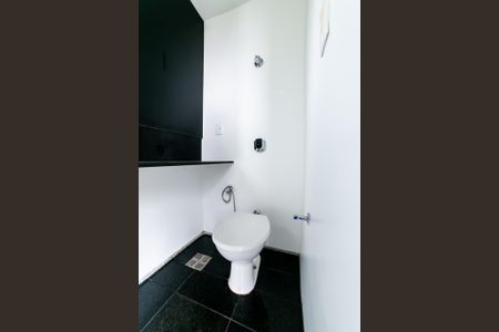 Casa de condomínio para alugar com 390m², 4 quartos e 4 vagas Casa de condomínio para alugar com 390m², 4 quartos e 4 vagasBanheiro Social