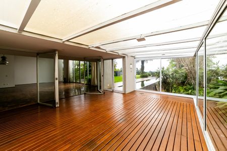 Casa de condomínio para alugar com 390m², 4 quartos e 4 vagas Casa de condomínio para alugar com 390m², 4 quartos e 4 vagasSala