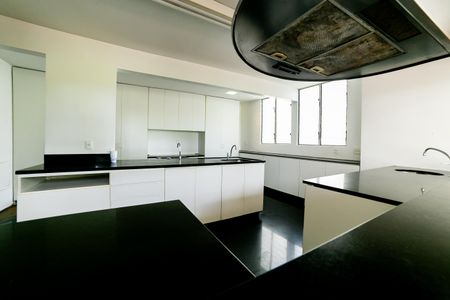 Casa de condomínio para alugar com 390m², 4 quartos e 4 vagas Casa de condomínio para alugar com 390m², 4 quartos e 4 vagasCozinha