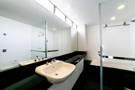 Casa de condomínio para alugar com 390m², 4 quartos e 4 vagas Casa de condomínio para alugar com 390m², 4 quartos e 4 vagasBanheiro da Suíte