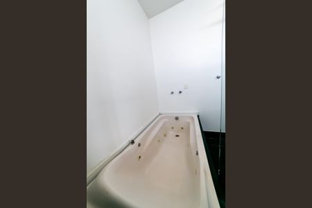 Casa de condomínio para alugar com 390m², 4 quartos e 4 vagas Casa de condomínio para alugar com 390m², 4 quartos e 4 vagasBanheiro da Suíte