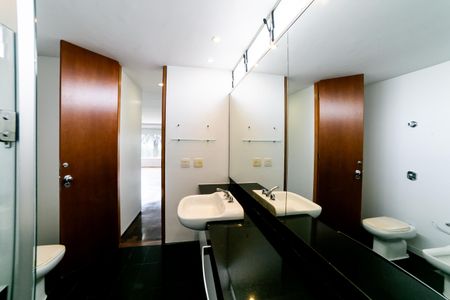 Casa de condomínio para alugar com 390m², 4 quartos e 4 vagas Casa de condomínio para alugar com 390m², 4 quartos e 4 vagasBanheiro da Suíte