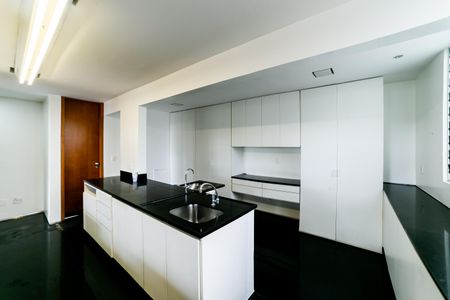 Casa de condomínio para alugar com 390m², 4 quartos e 4 vagas Casa de condomínio para alugar com 390m², 4 quartos e 4 vagasCozinha