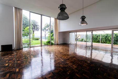 Casa de condomínio para alugar com 390m², 4 quartos e 4 vagas Casa de condomínio para alugar com 390m², 4 quartos e 4 vagasSala