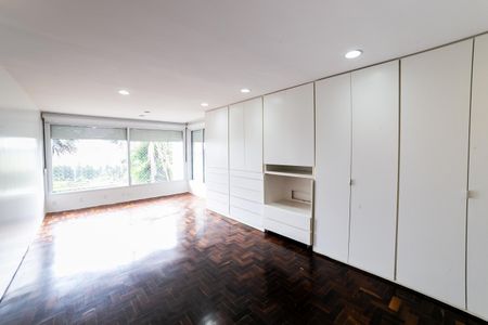 Casa de condomínio para alugar com 390m², 4 quartos e 4 vagas Casa de condomínio para alugar com 390m², 4 quartos e 4 vagasSuíte